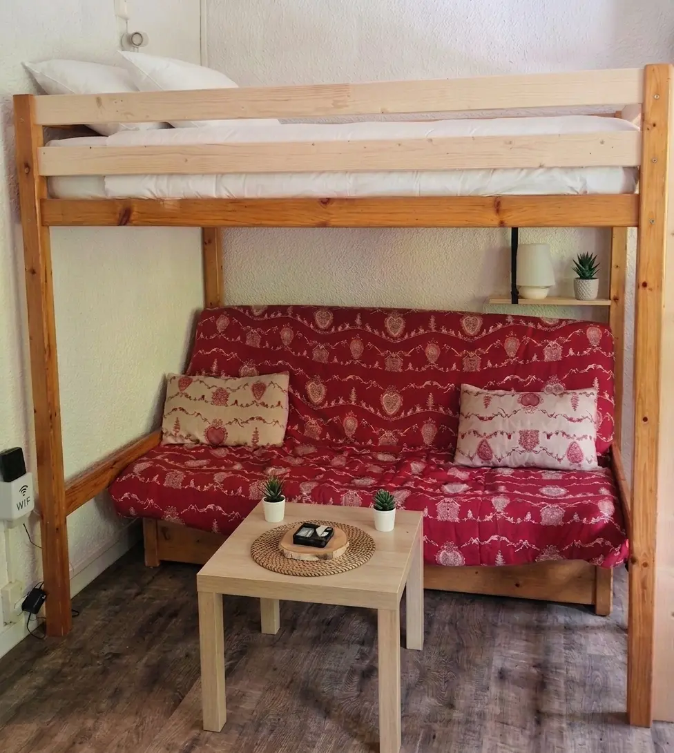 Location de studio aux Glovettes à Villard-de-Lans — Le Petit Montagnard, séjour avec clic-clac sous la mezzanine
