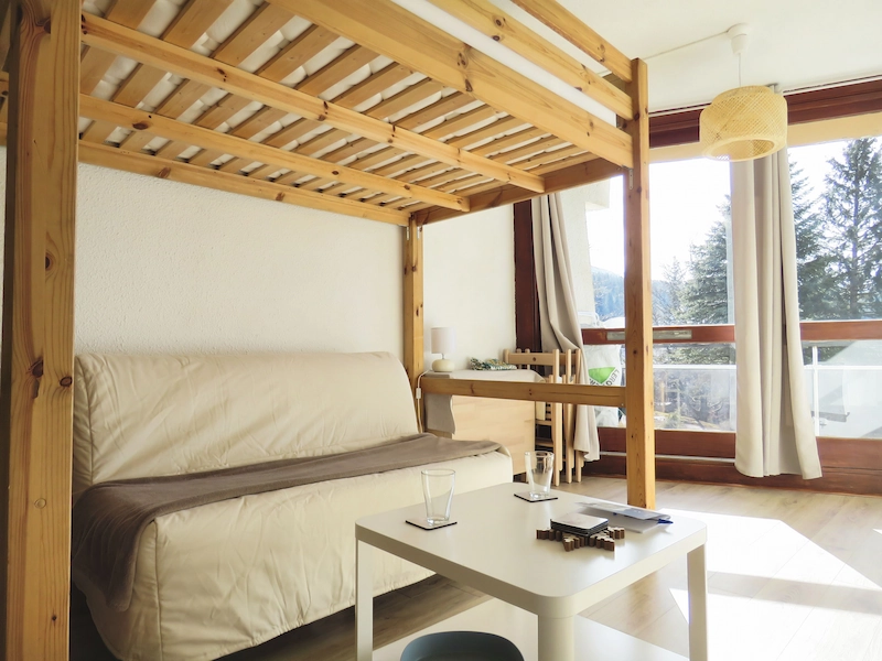 Location de studio à Villard-de-Lans — L'Écrin du Vercors, séjour avec baie vitrée sur la montagne